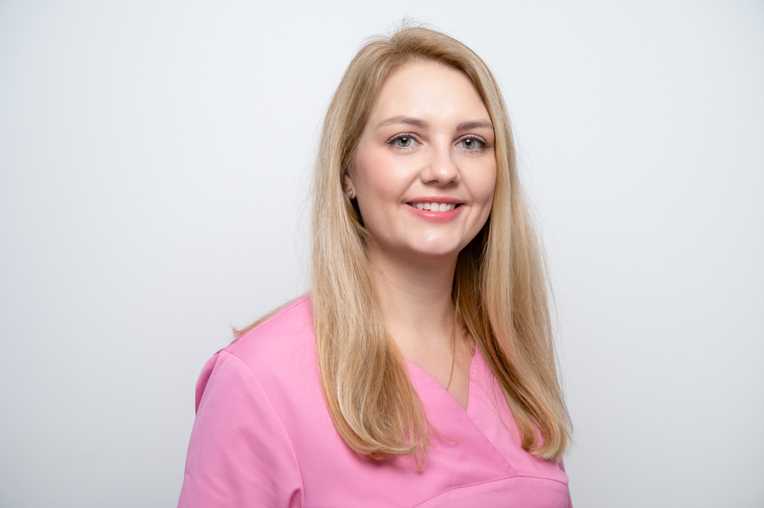 Zahnarzt Neuss Holzheim – Jonek / Gensior – Team – Julia Szabo Zahnarzt Neuss Holzheim - Jonek / Gensior - Team - Julia Szabo
